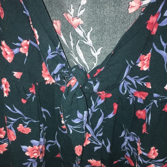 SOLD ON VINTED— American Eagle Low Cut Floral Top Size Medium - Picture 3 of 5